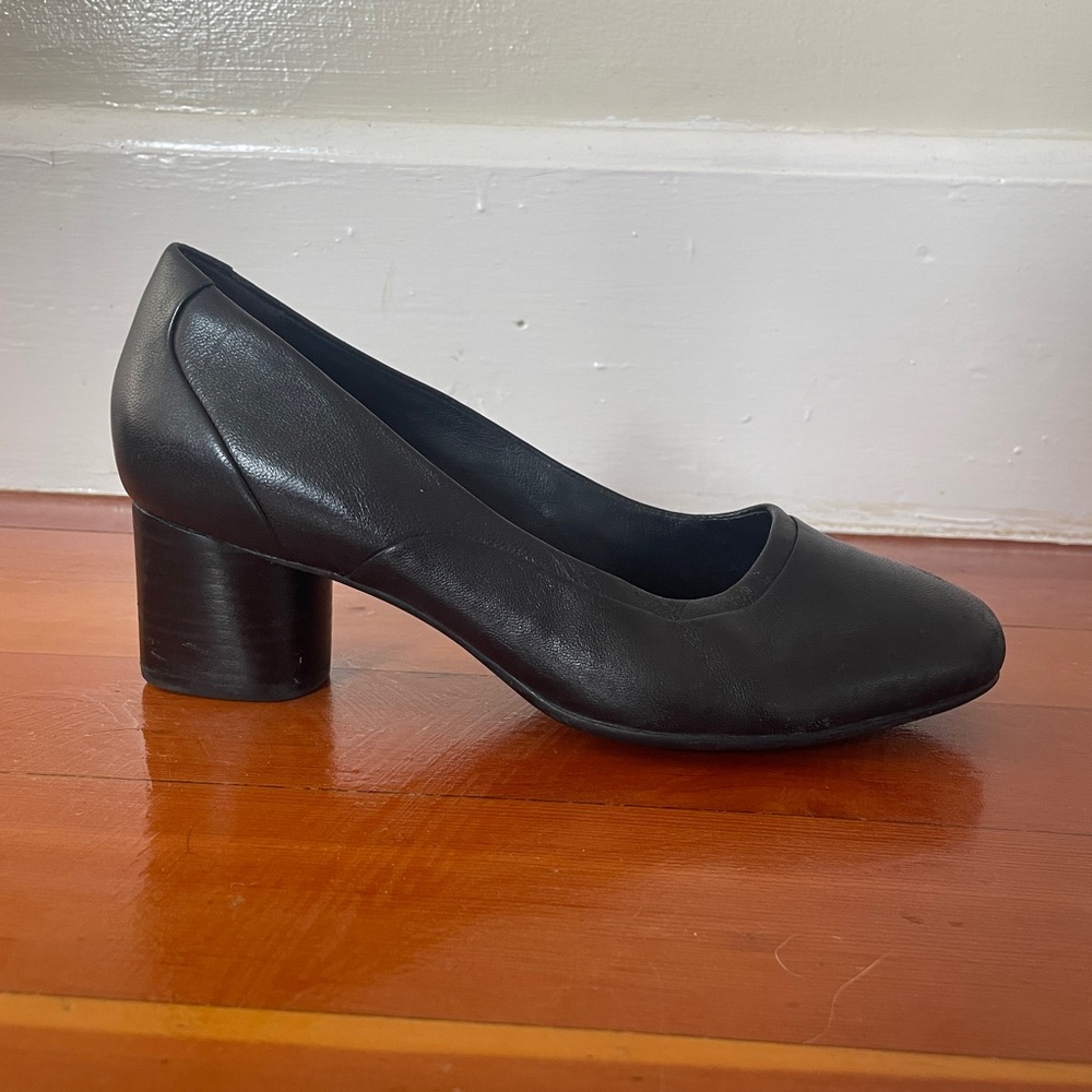 Unstructured by Clark’s Black Leather Kitten Heels Size 8